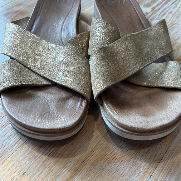Ugg size 10 leather cross slides gold - Picture 9 of 12